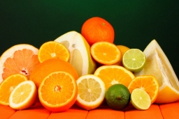 Выбор цитрусовых фруктов.